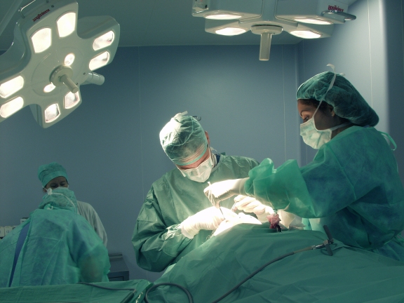 Operacion en el quirofano principal de Marbella Clinic
